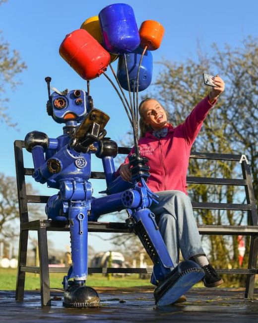 Recycled Metal Robot with Balloons Selfie Bench Recycled Metal Robot with Balloons Selfie Bench
