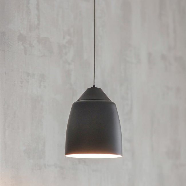 Simplistic Iron Black Hanging Light in Situ Simplistic Iron Black Hanging Light in Situ