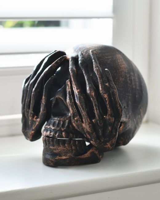 Bronze see no evil skull ornament Bronze see no evil skull ornament
