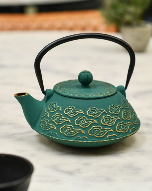 Green & Gold Uwade Style Teapot with Cloud Detailing Green & Gold Uwade Style Teapot with Cloud Detailing