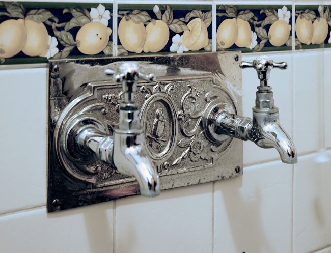 “Samuel Bing” Ornate Tap Surround