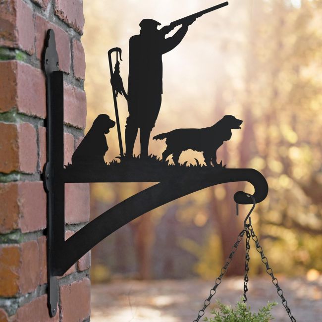 Game Season "Springer Spaniel" Iron Hanging Basket Bracket Mounted on a Brick Wall Game Season "Springer Spaniel" Iron Hanging Basket Bracket Mounted on a Brick Wall